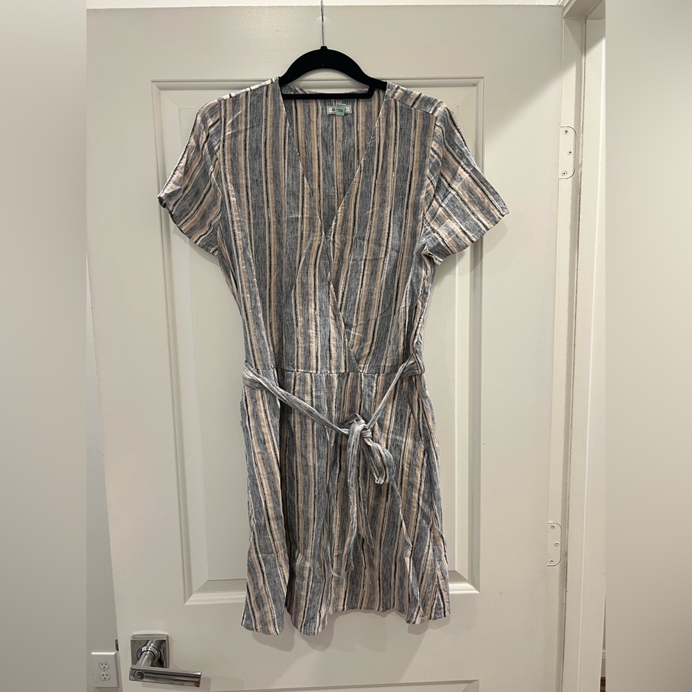 Susina Gray and White V-Neck Tie Front Mini Dress